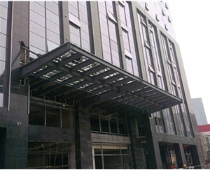 2012年5月—6月太原市長風街君威大廈鋼結構雨篷工程